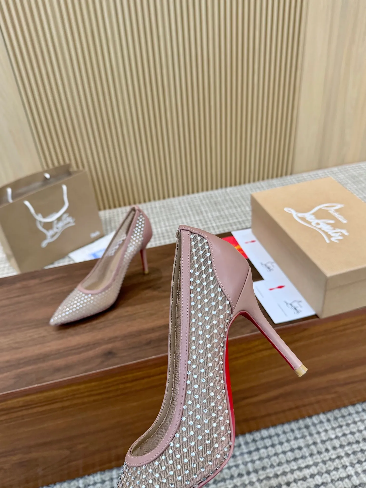 👟👟Ex-factory price 440👟👟 Genuine leather sole +40 Year-round shipment💝Christian Louboutin CL👠 Classic "💎Cow Patent Leather💎Series" noble and luxurious, real blingbling✨ Real materials, all customized by the pattern maker, and the materials are made of original customized materials, achieving the taste of the original 6 color options💍 Upper: imported 👉cow patent leather💪 lining: sheepskin foot pad/lining code number: 34-40.41.42 heel height: two options: 10.5cm and 8.5cm